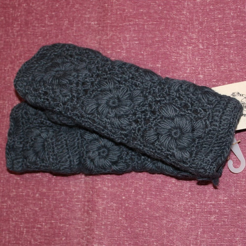 💥 HM Nepali Flower Crochet Handwarmers Denim Blue